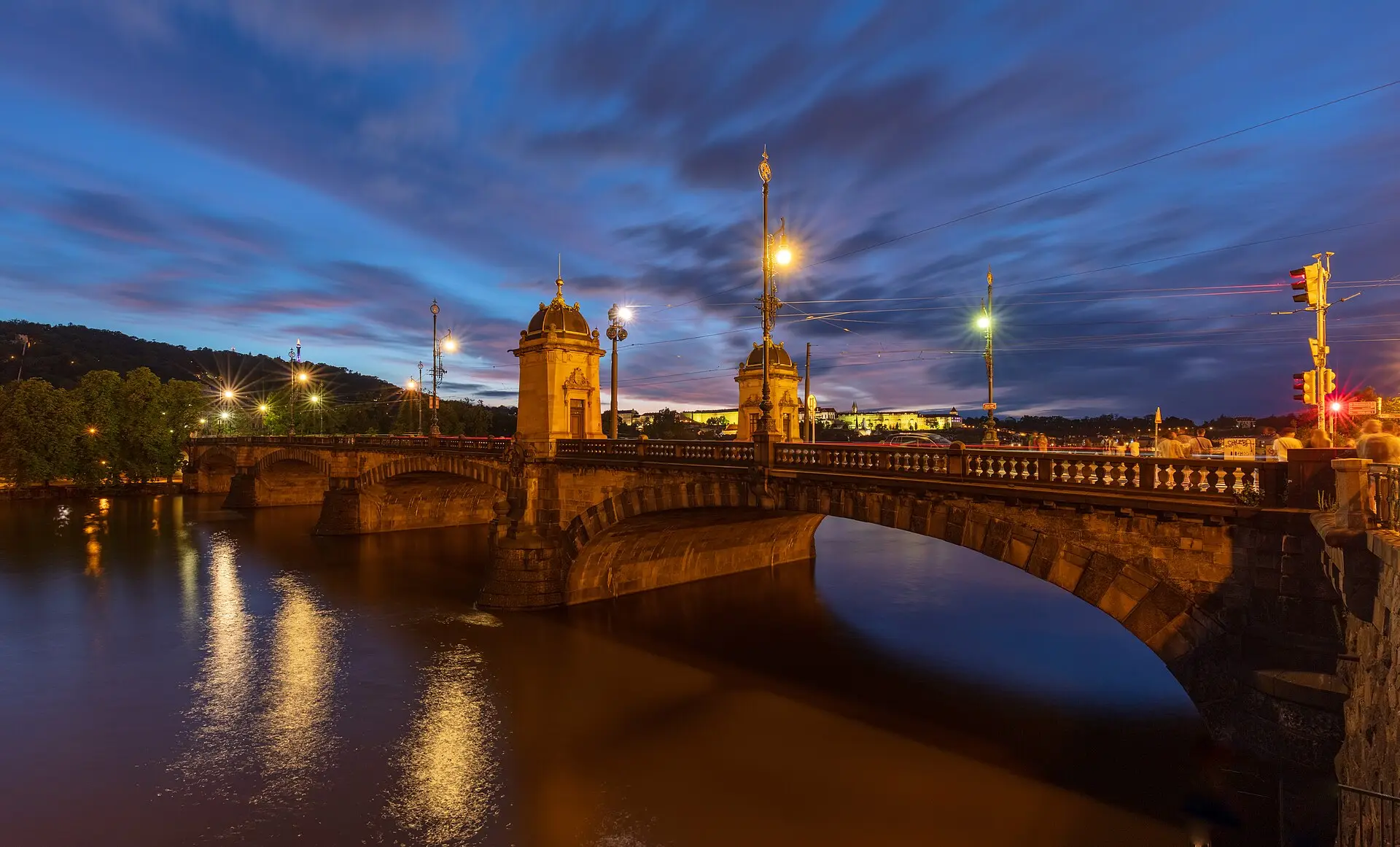 Evening Prague: walk, river cruise and dinner